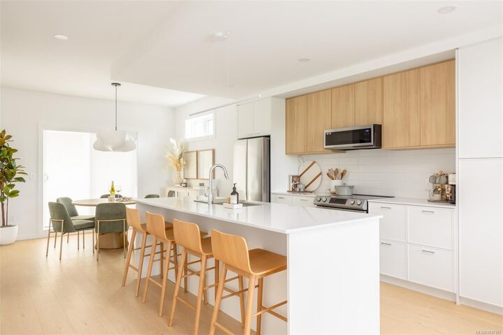 Property Photo:  3450 Whittier Ave Th22  BC V8Z 3R2 