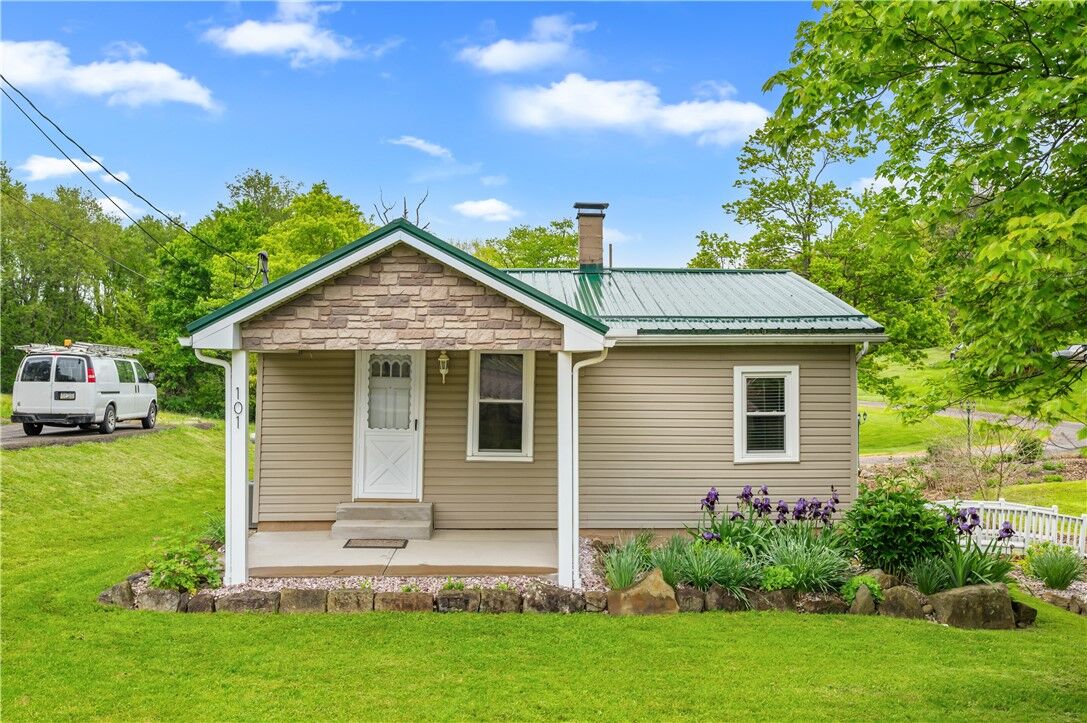 Property Photo:  101 Leech Ln  PA 15010 
