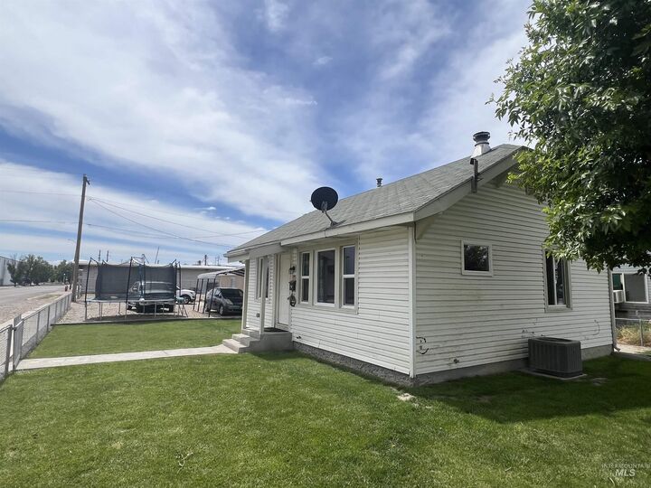 Property Photo: 121 N 1st St OR 97913