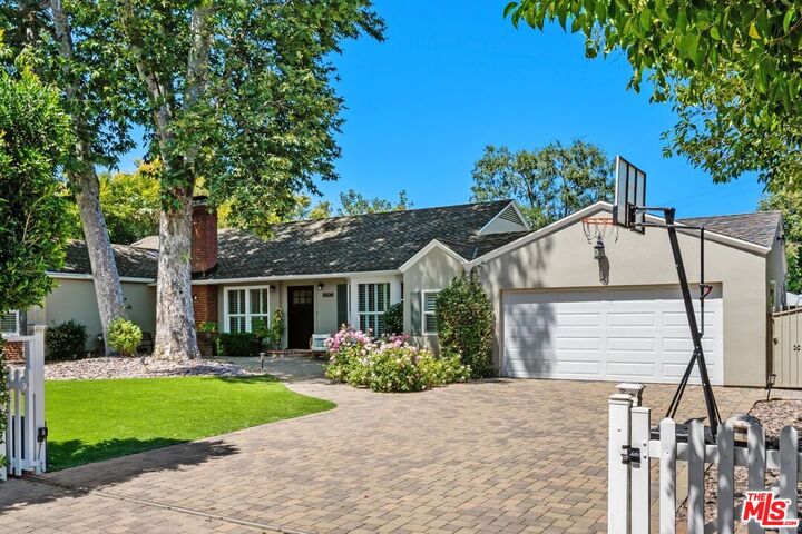 Property Photo: 5836 Hillview Park Ave CA 91401