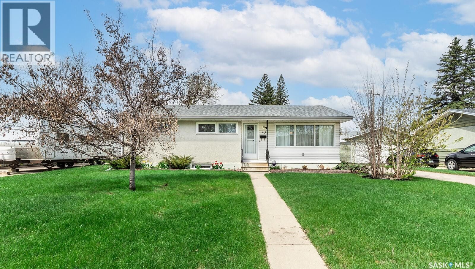 Property Photo:  43 Lindsay Drive  SK S7H 3E2 
