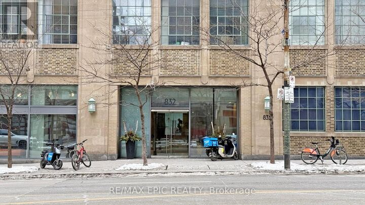 Property Photo:  832 Bay Street 3208  ON M5S 1Z6 
