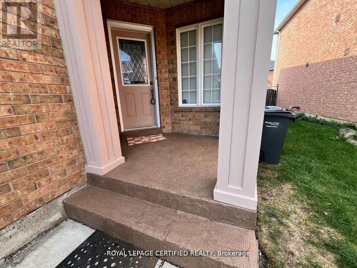 Property Photo:  426 Orange Walk Crescent  ON L5R 0A8 