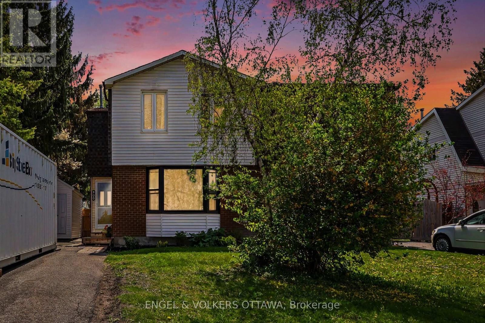 Property Photo:  900 Borland Drive  ON K1E 1X5 