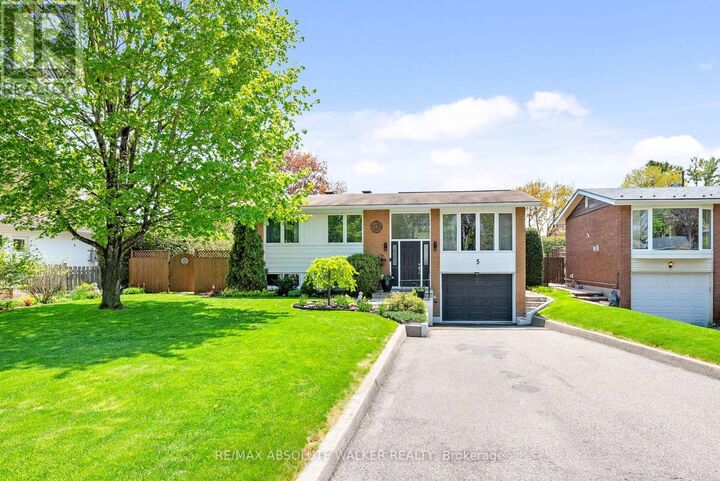 Property Photo: 5 West Herrington Court ON K2H 6B9