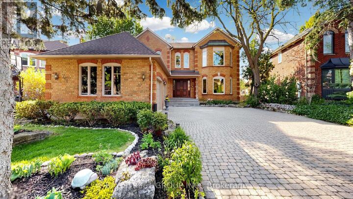 Property Photo:  1742 Sir Monty'S Drive  ON L5N 4R6 