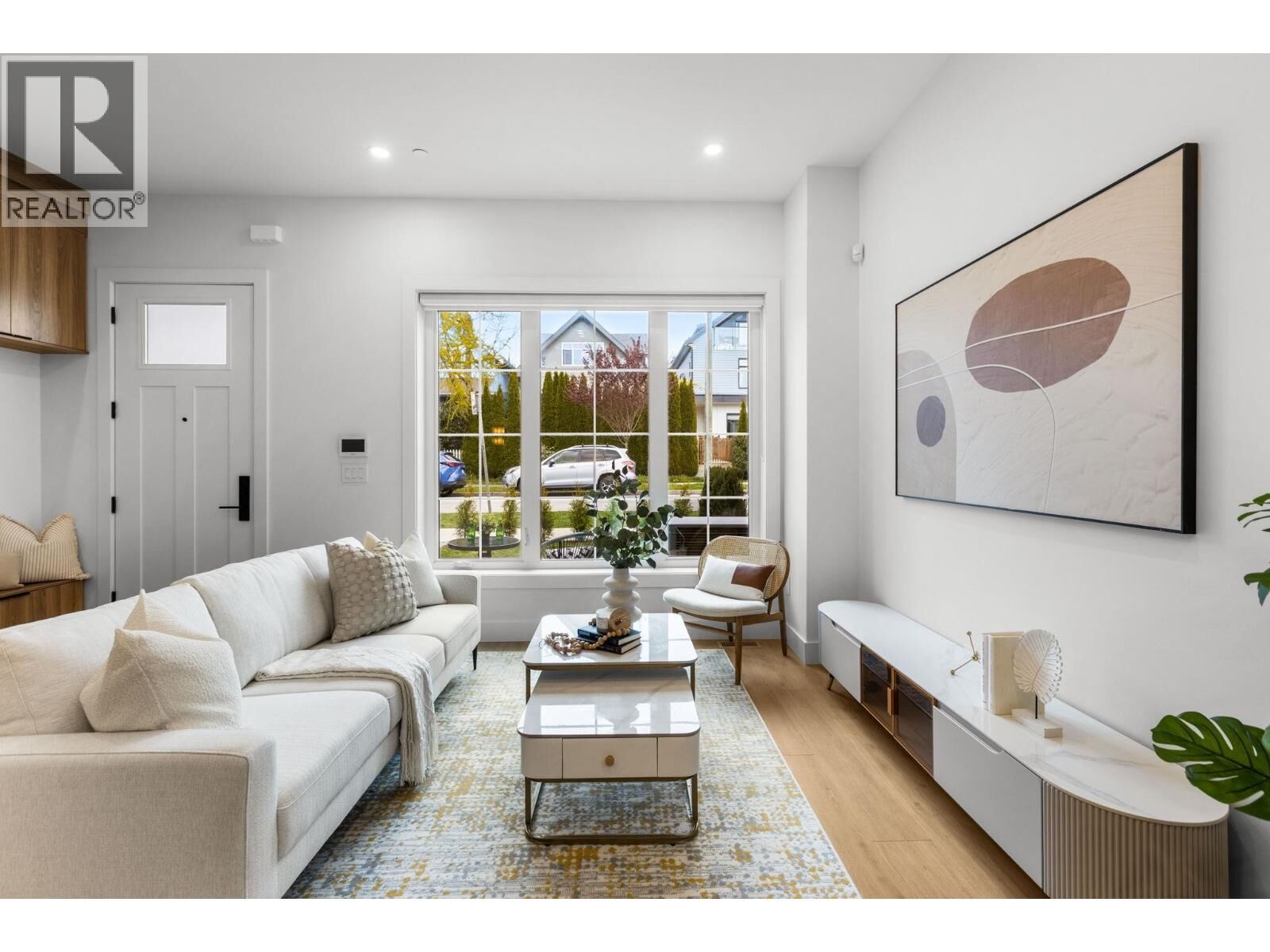 Property Photo: 1620 East 11th Avenue 1 BC V5N 1Y7