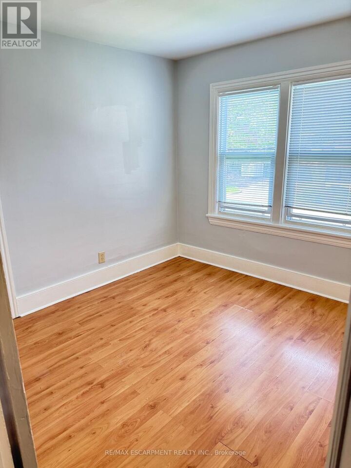 Property Photo: 29 Mountain Avenue South 2 ON L8G 2V7