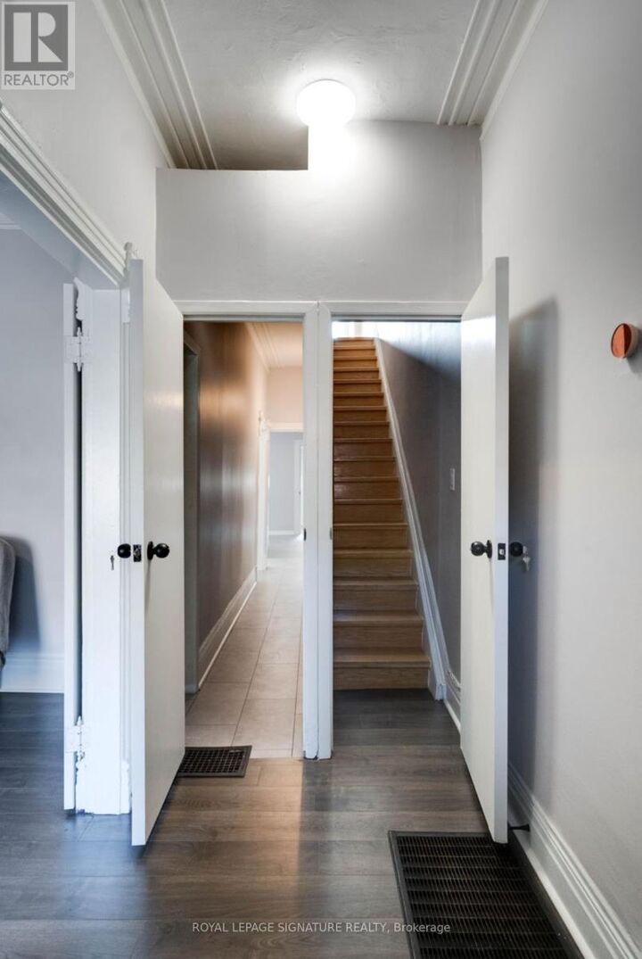 Property Photo:  288 Ossington Avenue 2nd/3rd  ON M6J 3A3 