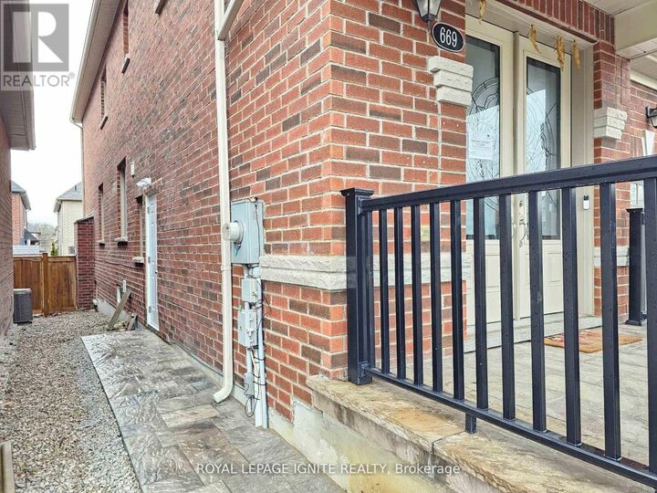Property Photo: 669 Sweetwater Crescent Bsmt ON L3X 0H6