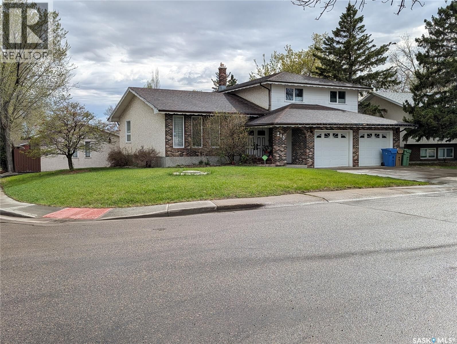 Property Photo:  215 Dalgliesh Drive  SK S4R 7Z6 