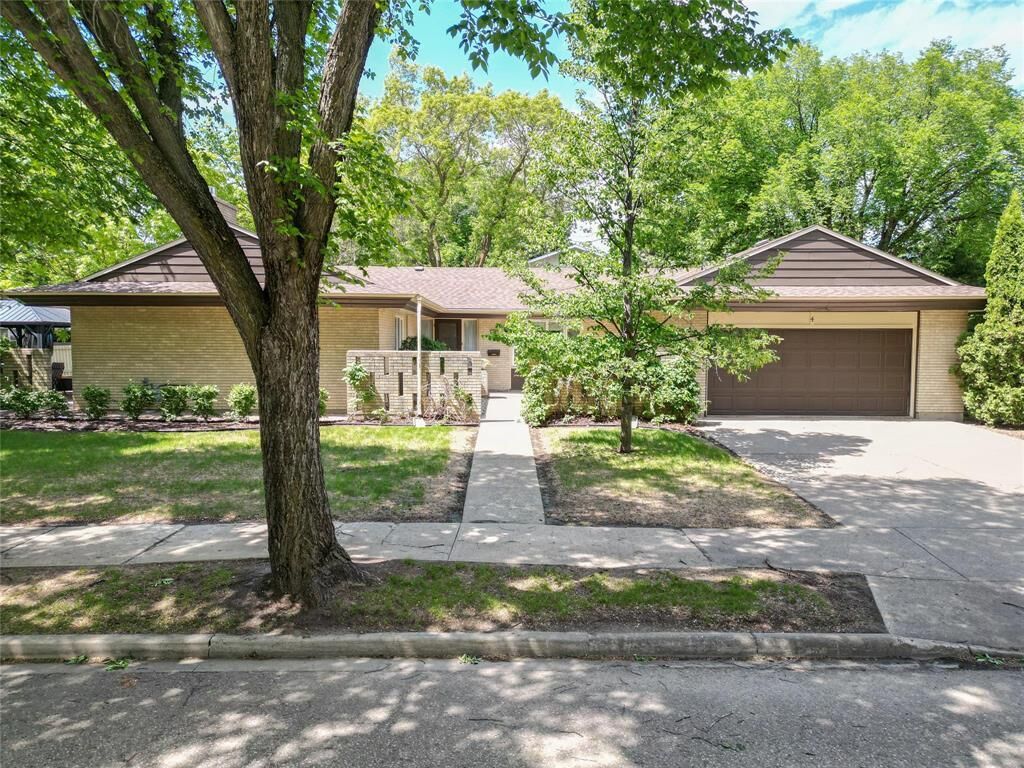 Property Photo: 4 Cherry Crescent MB R7B 0Y4