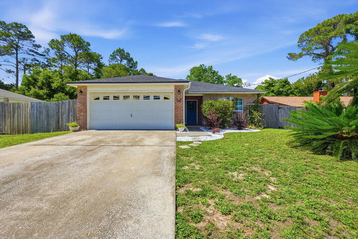 Property Photo: 5066 Evergreen Drive FL 32563