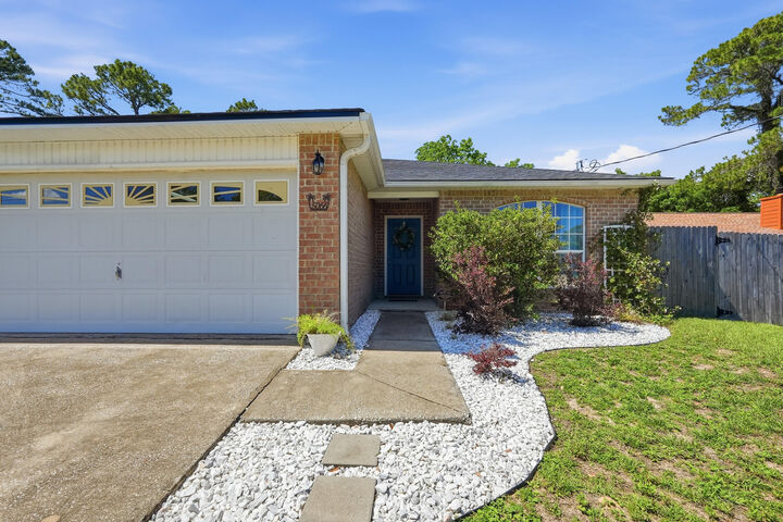 Property Photo: 5066 Evergreen Drive FL 32563
