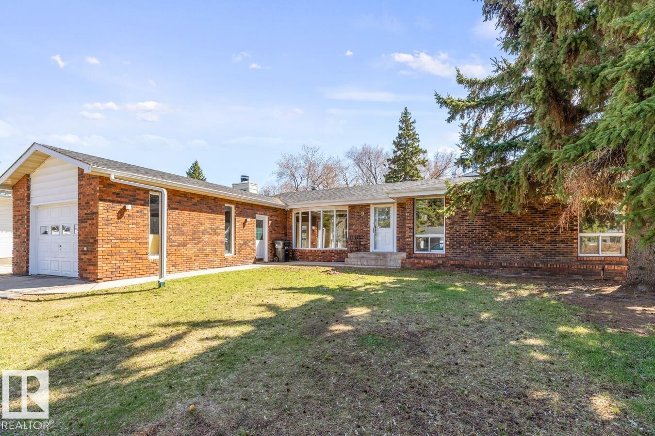 Property Photo:  9 Yew Court  AB T8A 1H8 