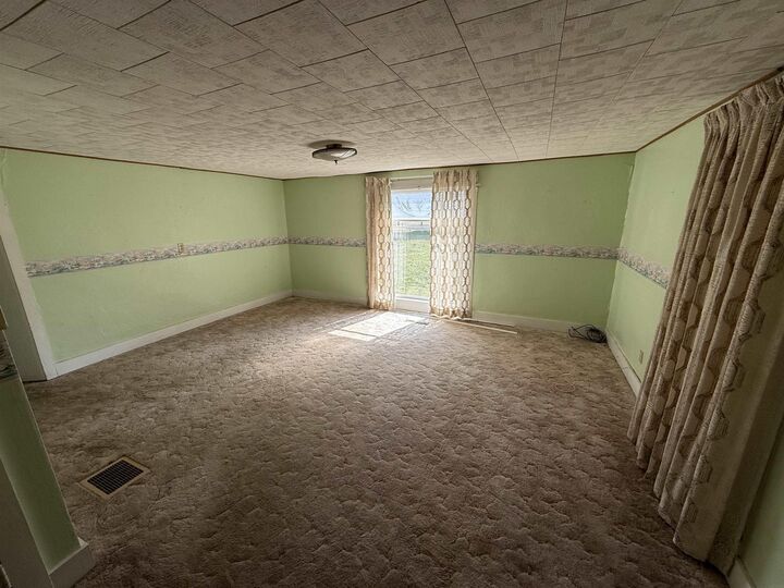 Property Photo:  402 E Union Street  IA 52042 