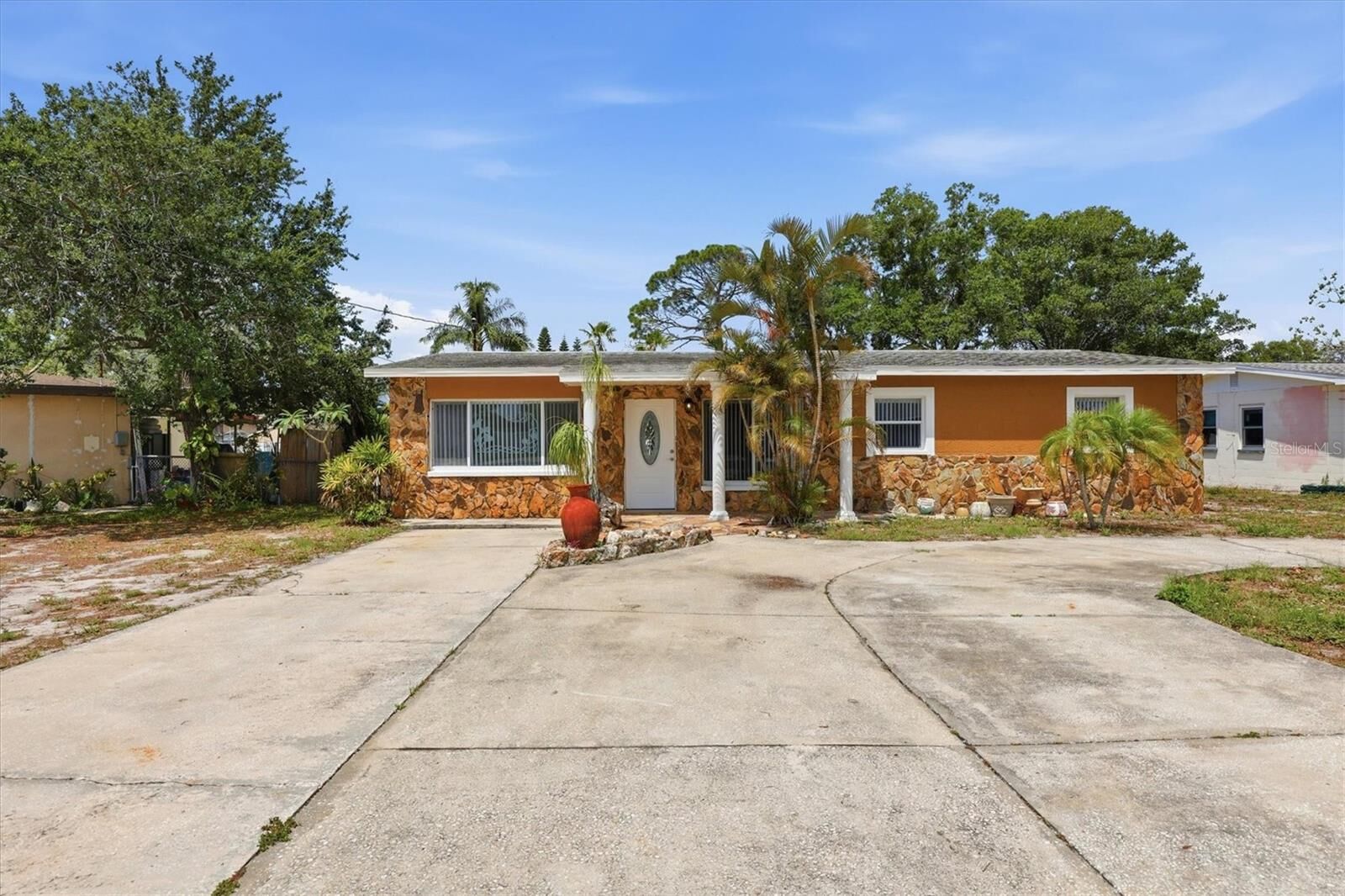 Property Photo:  721 Bayshore Drive  FL 34689 