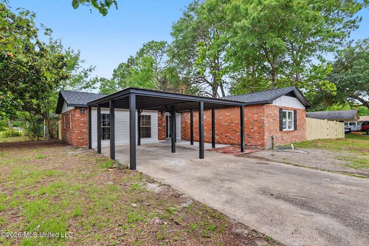 Property Photo:  2419 Avenido Del Pinar Street  MS 39553 
