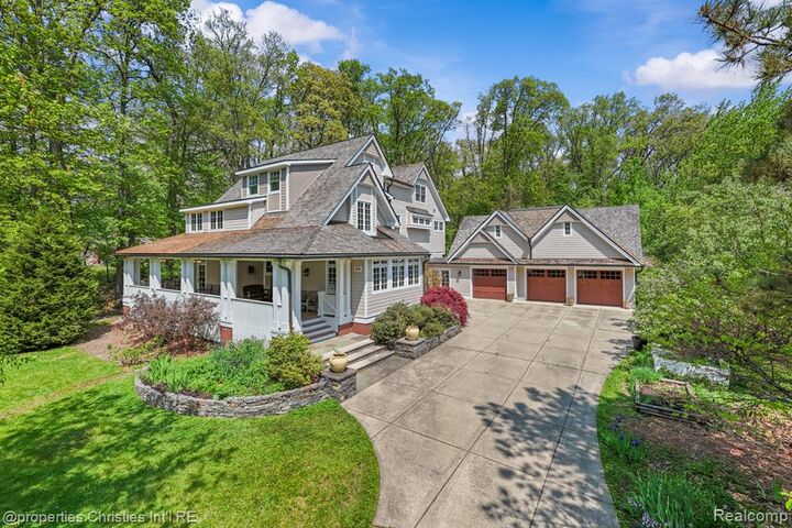 Property Photo:  1041 Greentree Road  MI 48304 2535 