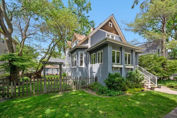 Property Photo: 219 Catalpa Place IL 60091