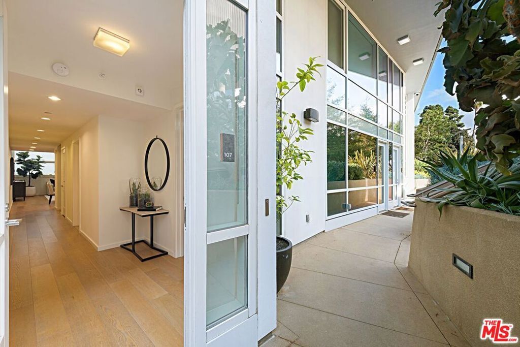 Property Photo: 1705 Ocean Avenue 107 CA 90401