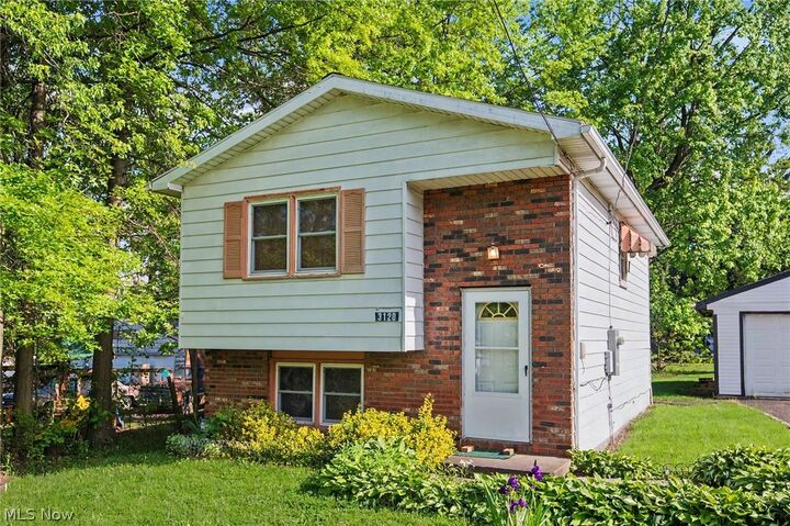 Property Photo:  3120 Orchard Avenue SE  OH 44484 