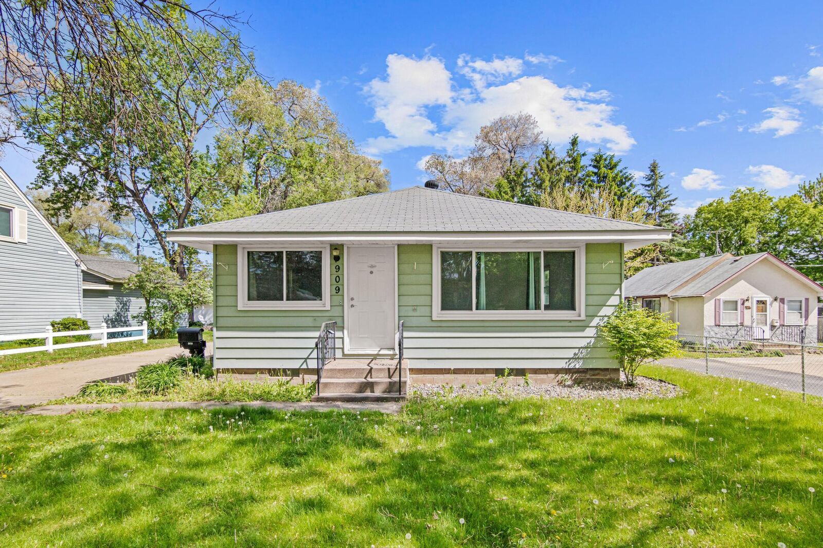 Property Photo:  909 Jefferson Street  MN 55303 