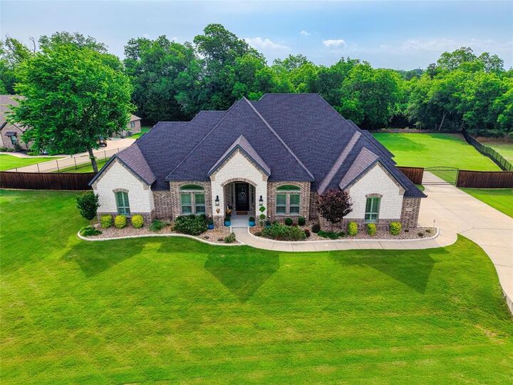 Property Photo:  7211 Dillon Circle  TX 76065 