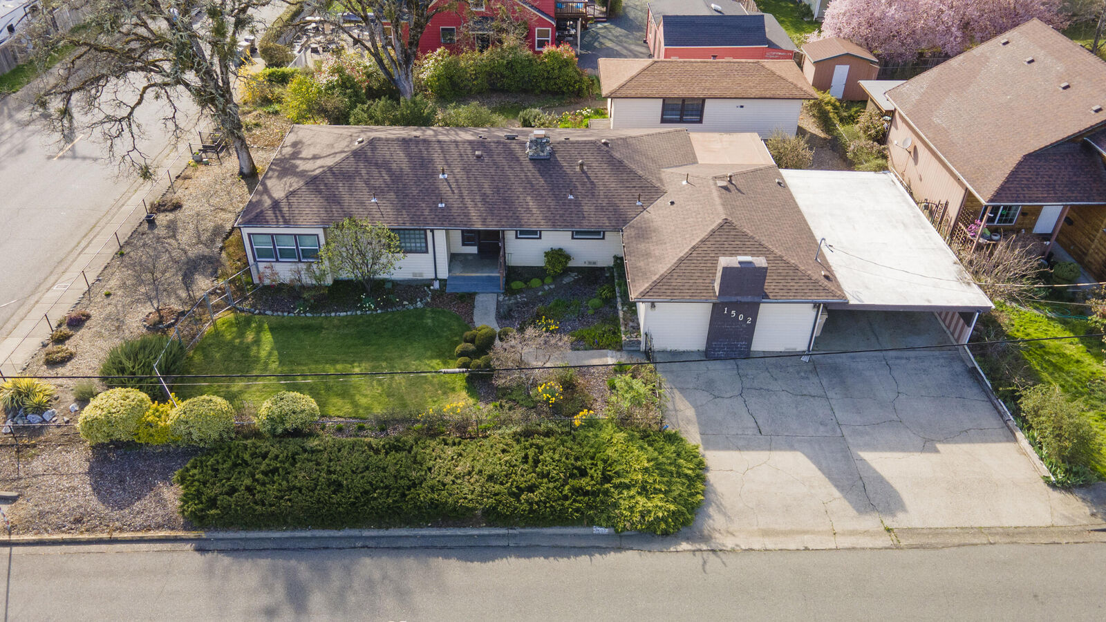 Property Photo:  1502 NW Lawnridge Avenue  OR 97526 