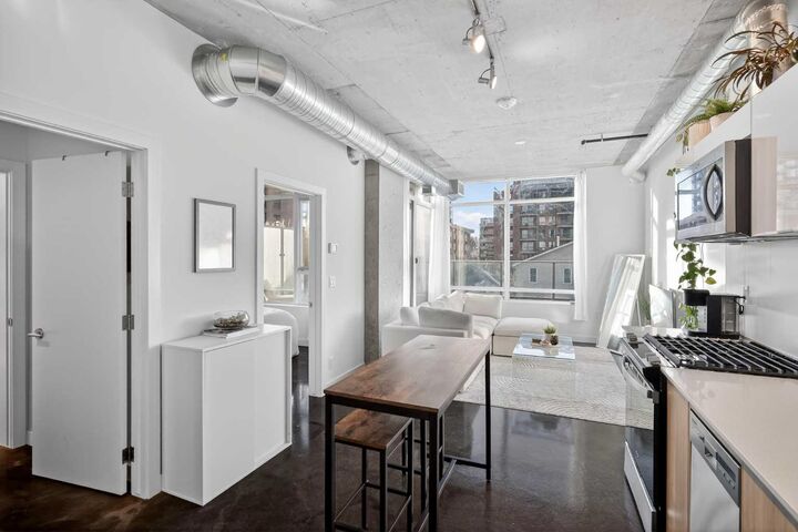 Property Photo:  1319 14 Avenue SW 203  AB T3C 0W3 