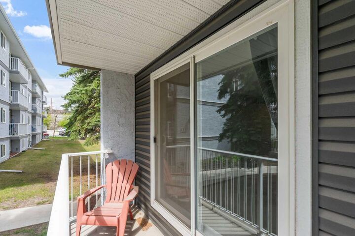 Property Photo: 5601 Dalton Drive NW 202C AB T3A 2E2