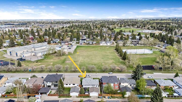Property Photo:  6007 34 Street SW  AB T3E 5L7 