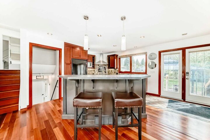 Property Photo: 211 Oakridge Place SW AB T2V 1V2