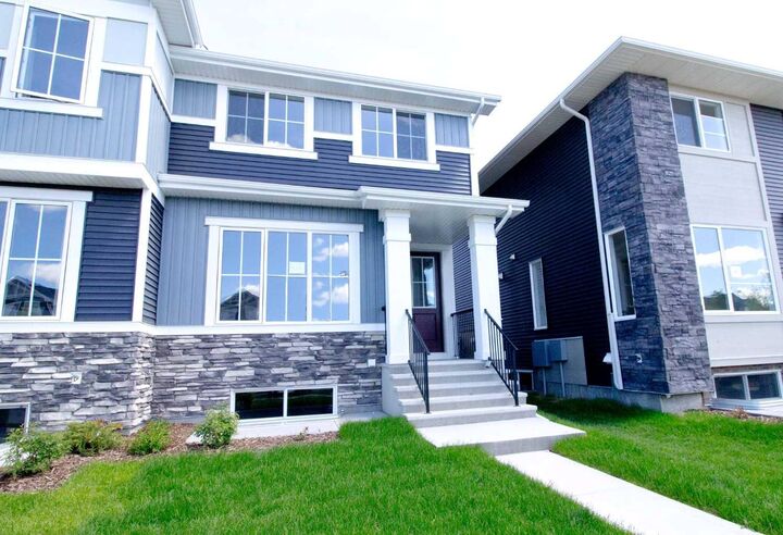 Property Photo:  326 Sundown Road  AB T4C 3H2 