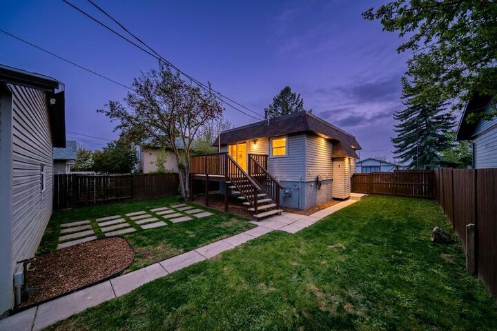 Property Photo:  3240 Dovercliffe Road SE  AB T2B 1W2 