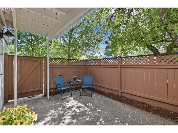 Property Photo:  2121 W 15th Ct  OR 97402 