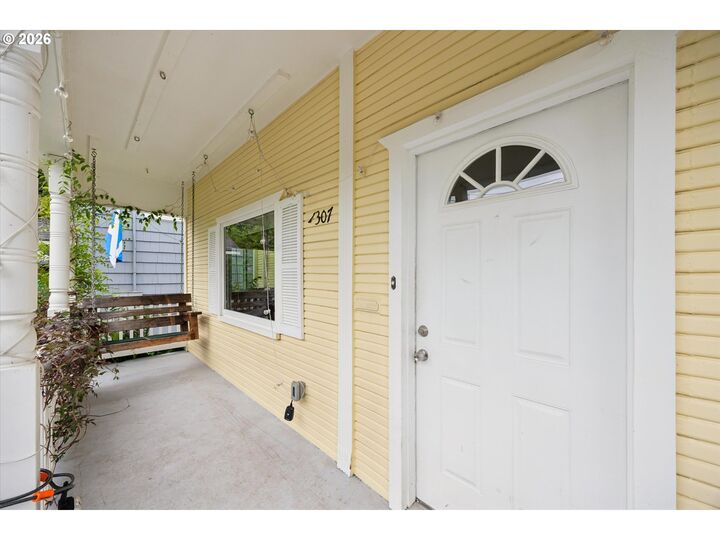 Property Photo:  1307 SE 37th Ave  OR 97214 