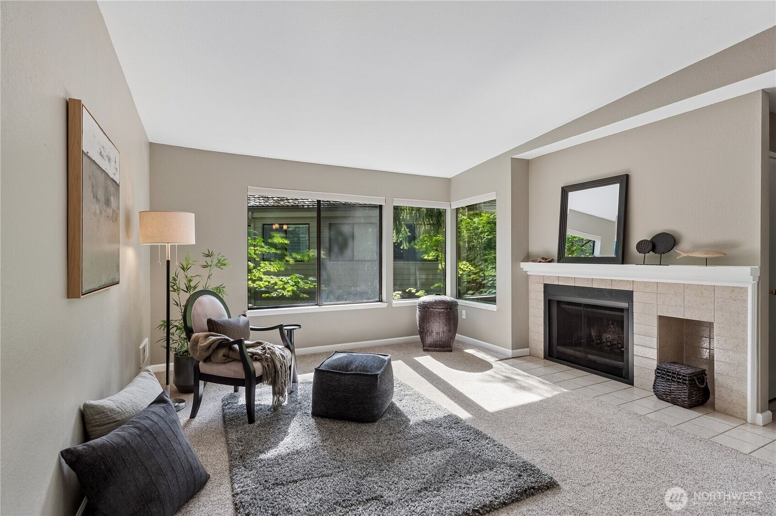 Property Photo:  1380  Bellevue Way NE 4  WA 98004 