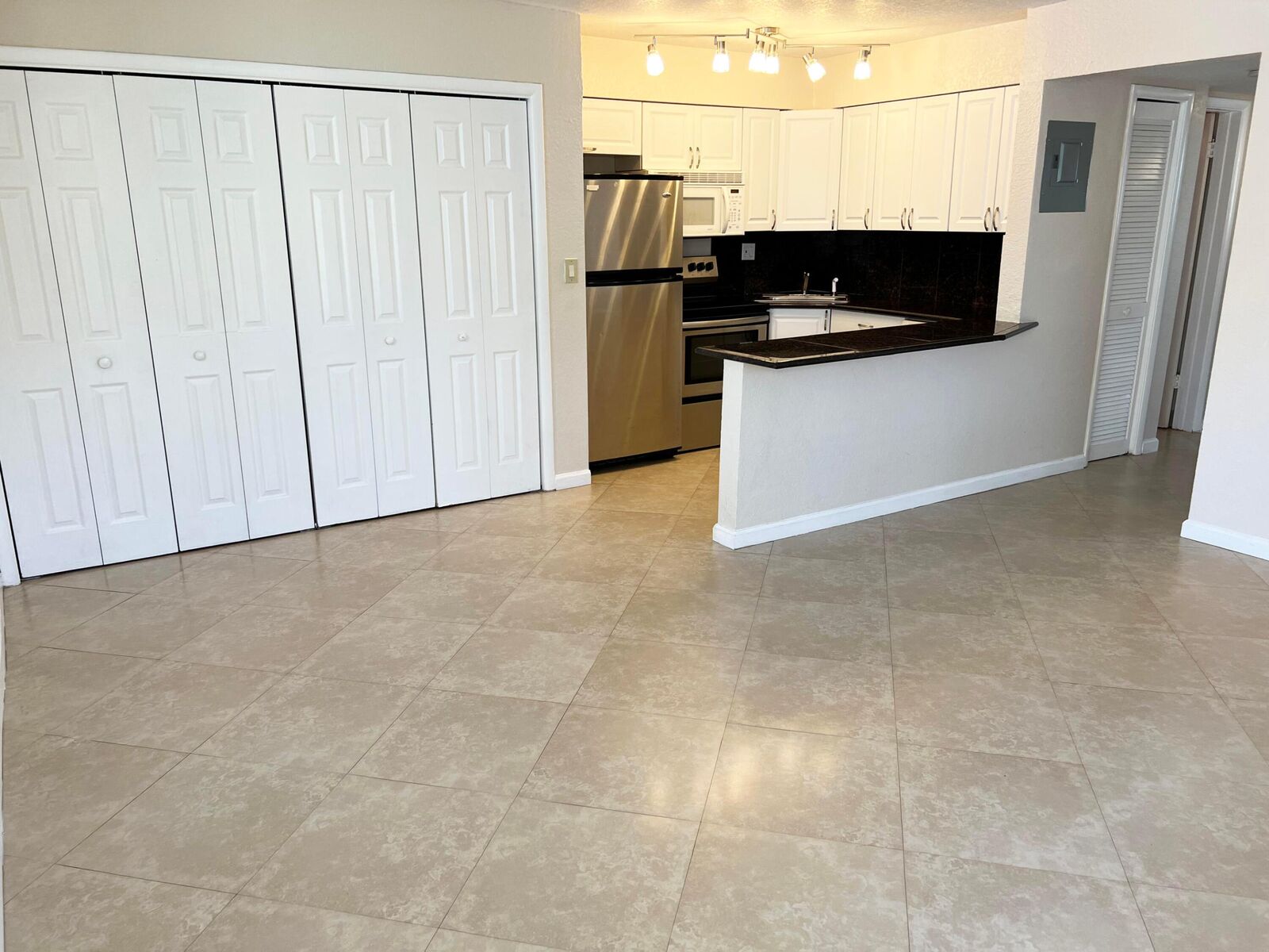 Property Photo: 4050 NE 12th Terrace 15-1 FL 33334