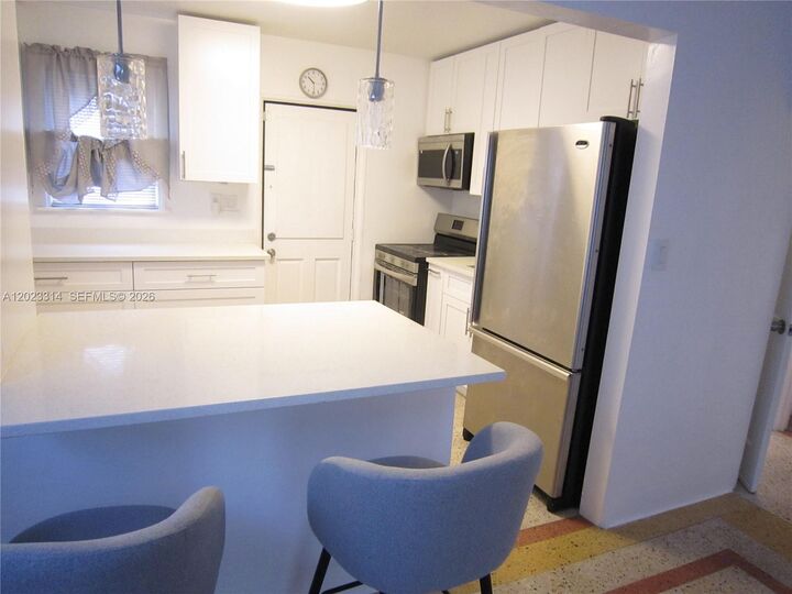 Property Photo:  522 N 19th Ave 5  FL 33020 