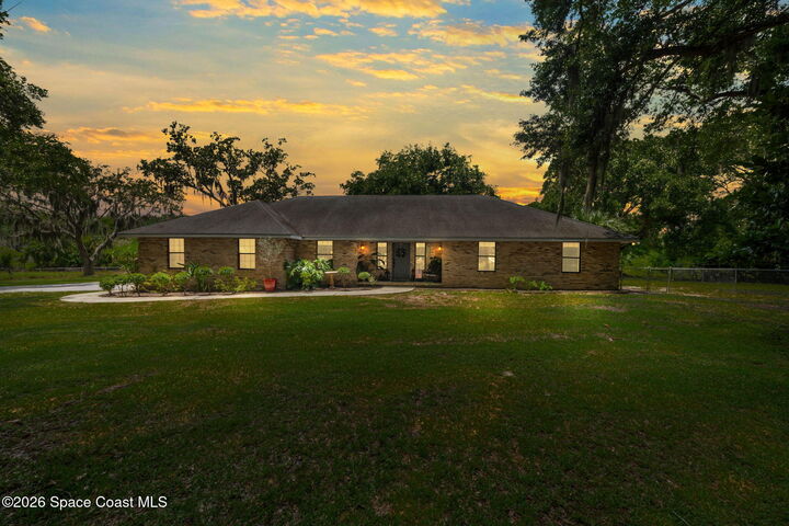 Property Photo: 3496 Parkland Street FL 32796