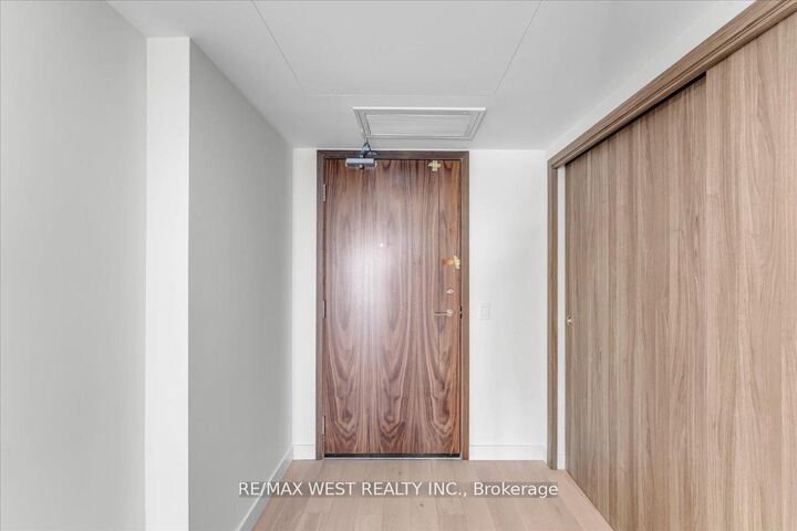Property Photo: 1 Concord Cityplace Way 5709 ON M5V 0X3