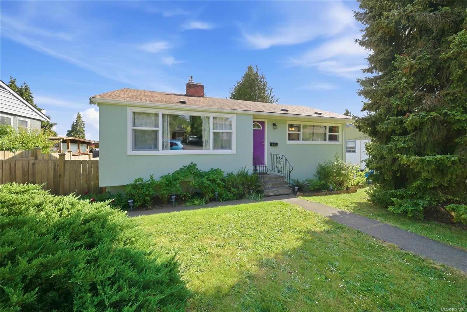 Property Photo:  443 Aysgarth St  BC V9R 1V7 