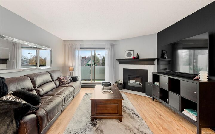 Property Photo:  1241 Fairfield Rd 402  BC V8V 3B3 