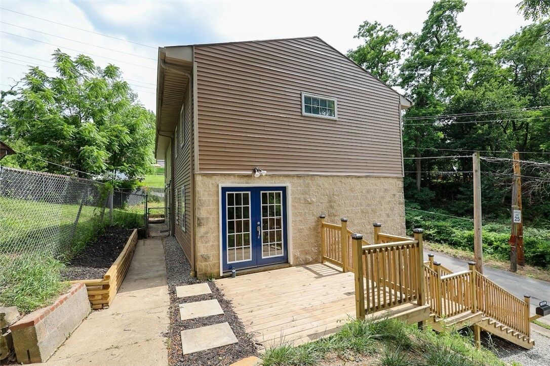 Property Photo:  2373 Hopeland St  PA 15210 