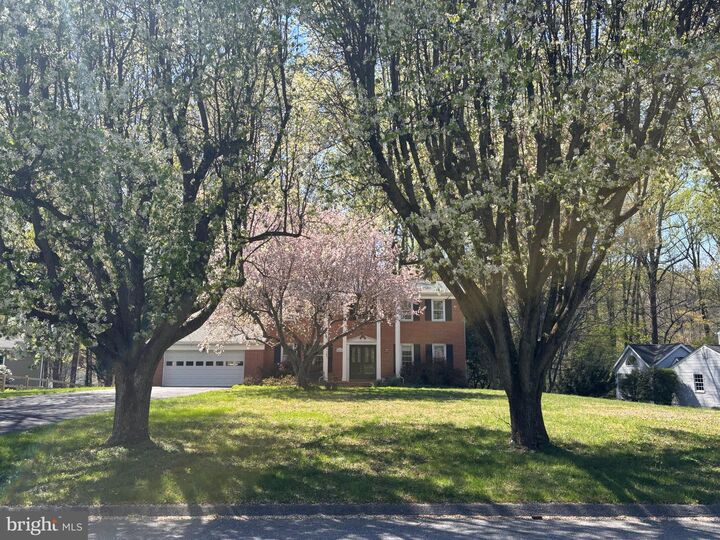 Property Photo:  5076 Lake Circle W  MD 21044 