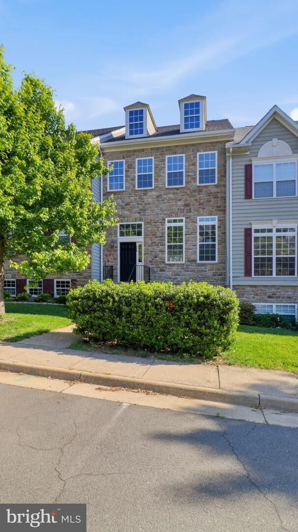 Property Photo:  406 Leeds Ridge Court  VA 20132 
