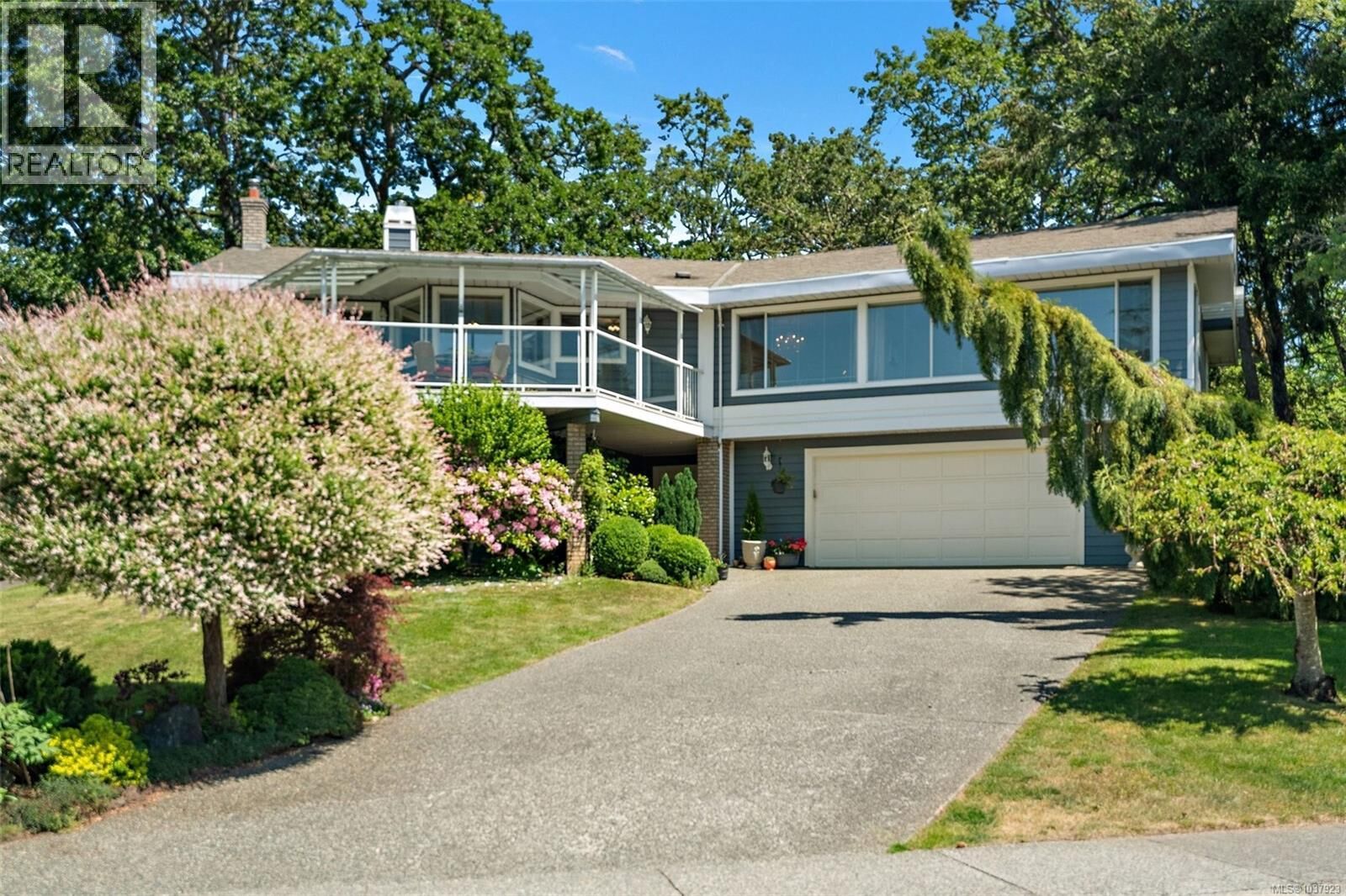 Property Photo:  858 Maltwood Terrace  BC V8X 5C7 