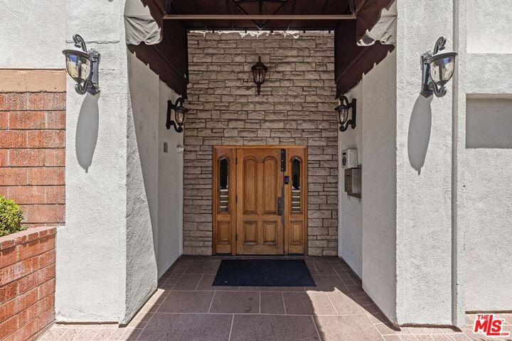 Property Photo: 12801 Moorpark St CA 91604