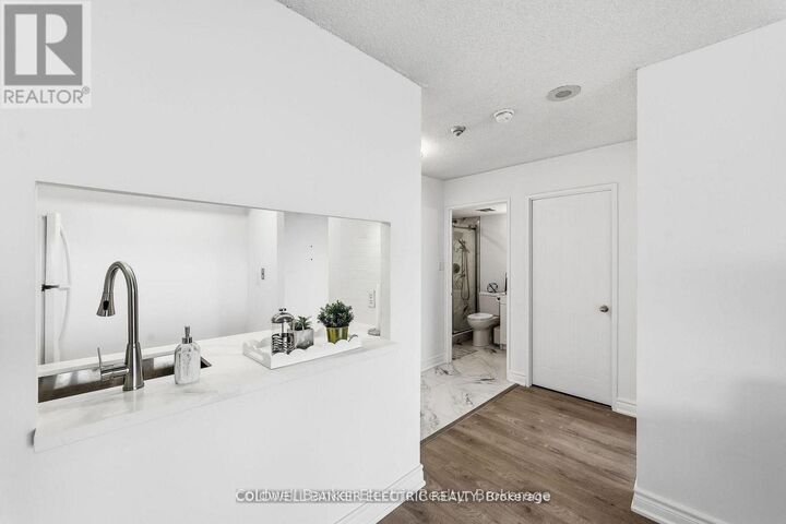 Property Photo: 2550 Lawrence Avenue East 815 ON M1P 4Z3
